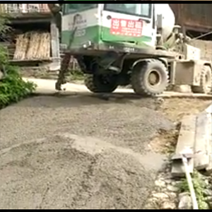 [施工視頻]魯樽攪拌車靈活鋪路施工視頻