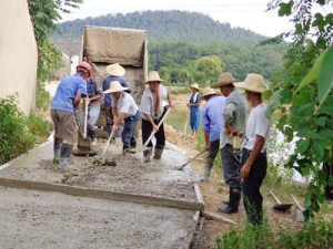 修路人手不足怎么辦？自動(dòng)上料攪拌車以一頂五！