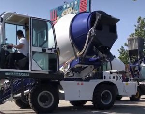 山東用戶：修路用魯樽自上料攪拌車，成本低