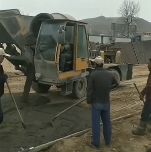 3月復(fù)工潮！“魯樽造”自上料攪拌車(chē)助力全國(guó)建設(shè)！