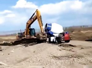 魯樽自上料攪拌車(chē)——山區(qū)建設(shè)利器，您的致富選擇